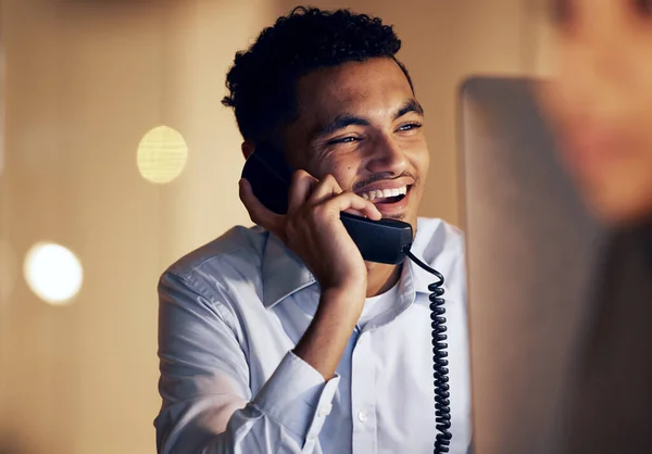 Telefon Gece Adamı Ofiste Bilgisayar Başında Konuşurken Telefonla Konuşuyorlardı Yerinde — Stok fotoğraf