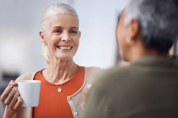 Koffie Glimlach Senior Vrouw Gesprek Met Haar Vriend Een Café — Stockfoto