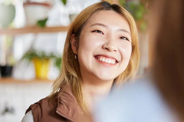 Yüz Mutlu Gülümse Asyalı Bir Kadın Bir Kafede Arkadaşlarıyla Vakit — Stok fotoğraf