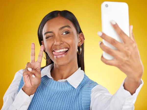 Selfie Gezicht Vrede Met Een Vrouw Studio Een Gele Achtergrond — Stockfoto