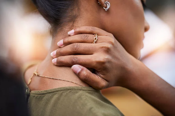 Yakın Plan Hintli Kadın Boyun Ağrısı Tükenmiş Stres Kas Gerginliği — Stok fotoğraf
