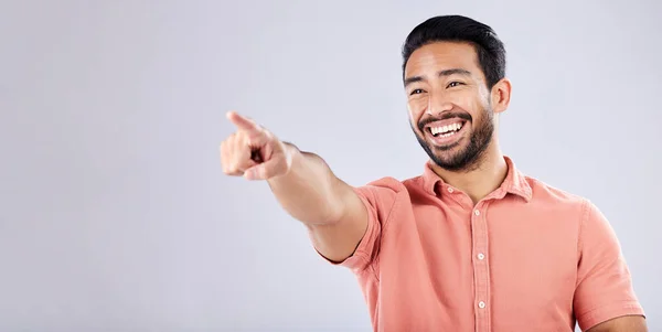 Hombre Feliz Risueño Asiático Señalando Por Acoso Aislado Fondo Gris —  Fotos de Stock