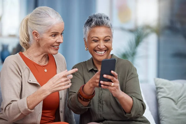 Oudere Vrouwen Telefoon Sociale Media Woonkamer Met Oudere Vrouwen Met — Stockfoto
