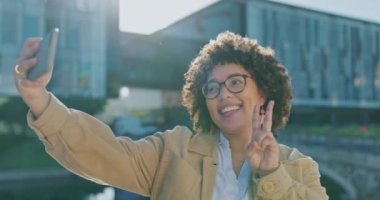 Selfie, şehir ve yabancı bir ülkede macera aramak için turist bir siyahi kadınla seyahat. Sosyal medya, video çağrısı ve turizm için şehir merkezinde genç bir bayan gezginle barış.