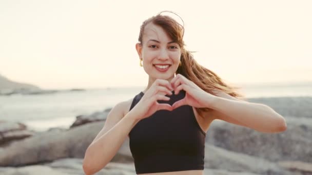 Обличчя Жінки Серцевими Руками Пляжі Фітнес Тренування Тренування Догляду Собою — стокове відео