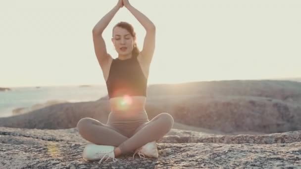Frau Yoga Und Meditation Auf Felsen Strand Für Spirituelles Wohlbefinden — Stockvideo