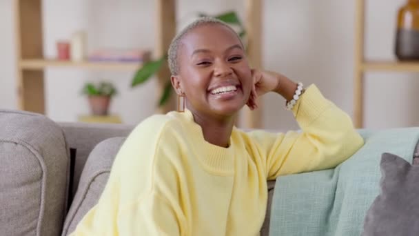 Lächeln Sofa Und Gesicht Der Schwarzen Frau Entspannen Hause Für — Stockvideo