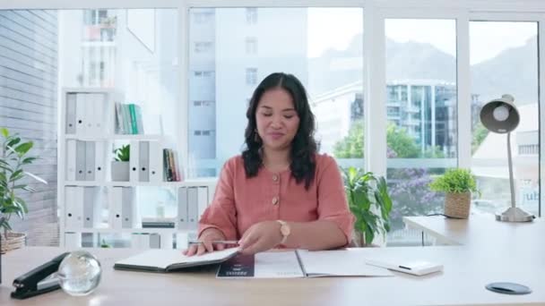 Mujer Negocios Redacción Rostros Cuadernos Para Planificación Oficinas Crecimiento Empresas — Vídeos de Stock