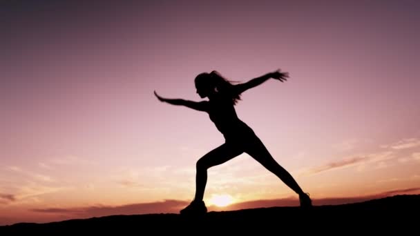 Silhouette Coucher Soleil Yoga Avec Une Femme Plein Air Dans — Video