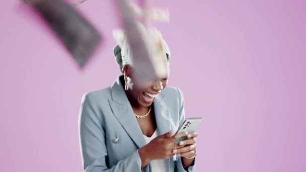 Денежный Дождь Выигрыш Телефонной Лотереи Черная Женщина Уведомлением Выплате Бизнес — стоковое видео