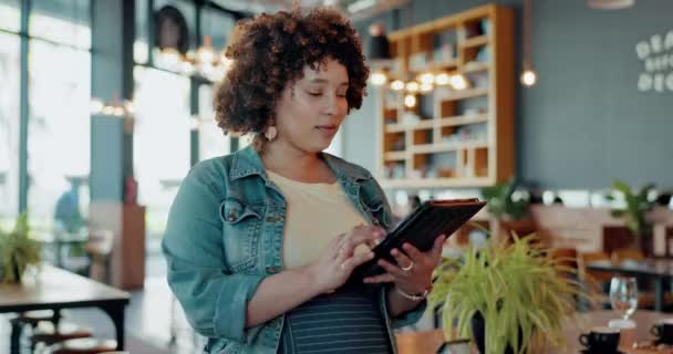 Перегляд Планшет Малий Бізнес Чорною Жінкою Кафе Інвентаризації Соціальних Медіа — стокове відео