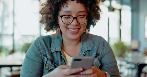 Мобильный Телефон Счастливая Женщина Кафе Сети Социальных Сетях Мобильное Приложение — стоковое видео