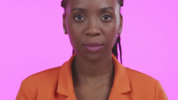 Φοβισμένη Και Πορτραίτο Μιας Μαύρης Γυναίκας Άσχημα Νέα Απομονωμένη Ροζ — Αρχείο Βίντεο