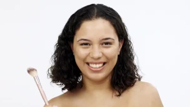 Belleza Feliz Mujer Con Cepillo Para Maquillaje Productos Para Cuidado — Vídeo de stock