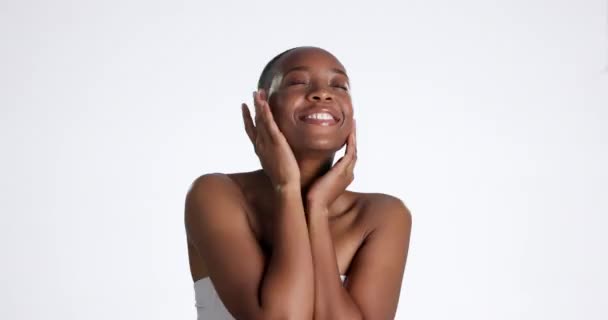 Черная Женщина Лицо Счастье Кожей Красота Здоровая Кожа Сияют Руками — стоковое видео