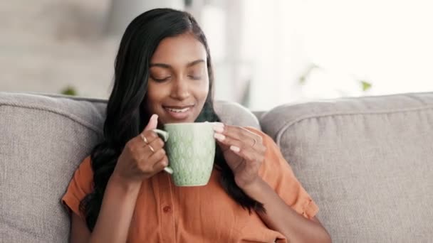 Káva Černá Žena Ranní Drink Pocit Klidu Relaxaci Pohovce Obývacího — Stock video