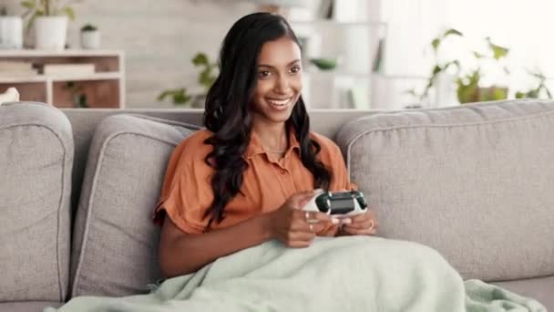Preto Gamer Mulher Controlador Sofá Casa Sala Estar Competição Jogos — Vídeo de Stock