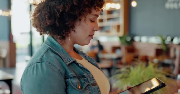 Поиск Планшет Малый Бизнес Черной Женщиной Кафе Инвентаризации Социальных Сетей — стоковое видео