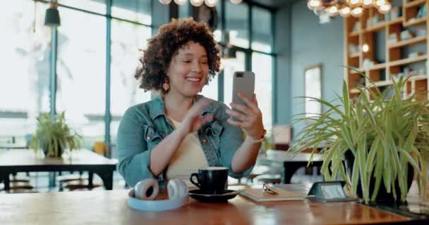 Coffeeshop Videotelefonie Und Frau Mit Smartphone Sprechen Sprechen Und Online — Stockvideo