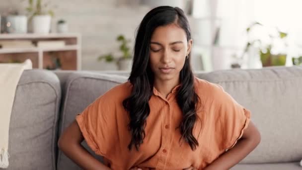 Czarna Kobieta Ból Brzucha Sofa Salonie Sfrustrowaną Twarzą Miesiączką Lub — Wideo stockowe