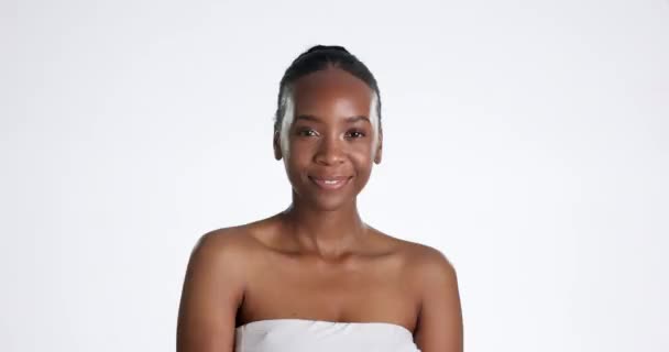 Mulher Negra Cara Rindo Com Cuidados Com Pele Beleza Brilho — Vídeo de Stock