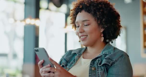Telefon Ünnepelni Nyer Egy Kávézóban Miközben Online Játék Vagy Verseny — Stock videók