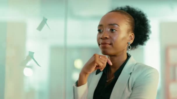 Μαύρη Γυναίκα Σκέφτεται Και Γράφει Για Επιχειρηματικό Σχεδιασμό Στρατηγική Brainstorming — Αρχείο Βίντεο