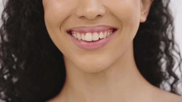 Ansikte Tandtänder Och Leende Kvinna Med Fasader Invisaligor Eller Tandvård — Stockvideo