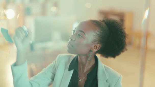 Mujer Negra Escribir Planificar Horario Negocios Estrategia Lluvia Ideas Tablero — Vídeos de Stock