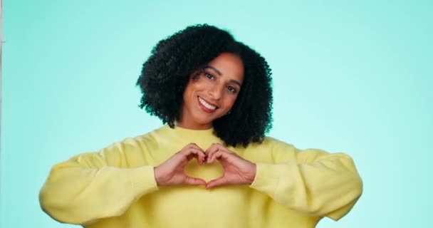 スタジオ 背景と色の背景に黒の女性の心 手と肖像画 愛のための指の形を持つ幸せな女性モデル 平和のサポートに感謝と笑顔 絵文字や優しさのためのケア — ストック動画