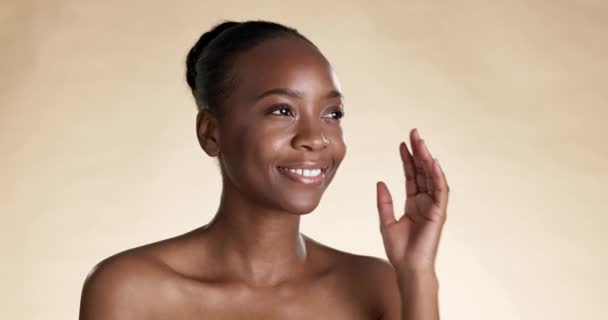 Cara Beleza Riso Com Uma Mulher Negra Modelo Estúdio Fundo — Vídeo de Stock