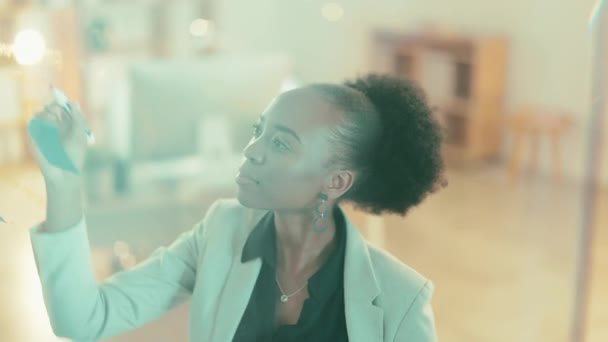 黑人妇女 为商业战略制定计划或在办公室的玻璃板上集思广益 工作场所目标的项目计划 贴纸或任务管理中的非裔美国女性 — 图库视频影像