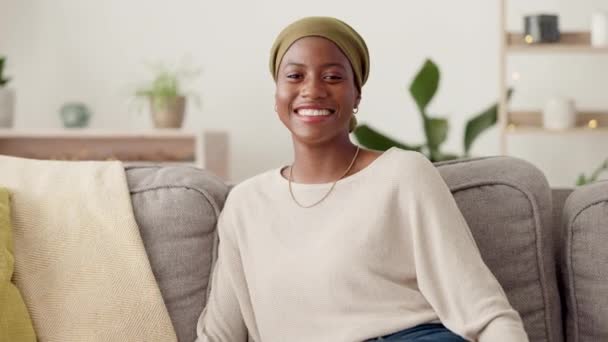 Чорна Жінка Щаслива Особа Вітальня Дивані Африканцем Сидить Розслабленою Посмішкою — стокове відео
