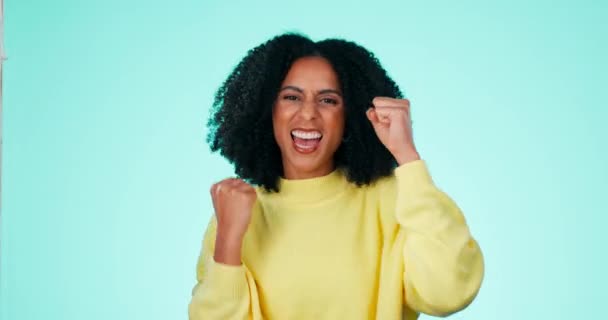 成功和兴奋的黑人妇女庆祝胜利交易和成就的蓝色背景 庆祝活动 脸上的微笑 快乐的非洲女孩的画像 精力和对获奖者的兴奋 — 图库视频影像