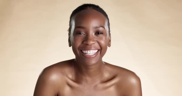 Cara Cuidados Com Pele Risos Com Uma Mulher Negra Modelo — Vídeo de Stock