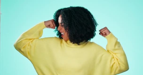 Stüdyoda Mavi Bir Arka Planda Izole Edilmiş Kaslı Bir Kadının — Stok video