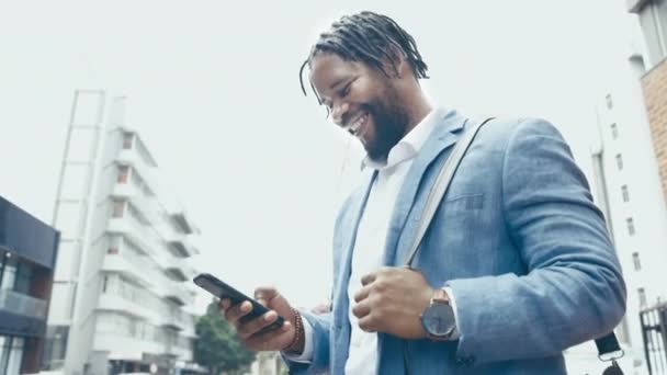 Viajar Teléfono Buscar Con Hombre Negro Ciudad Para Comunicación Las — Vídeo de stock