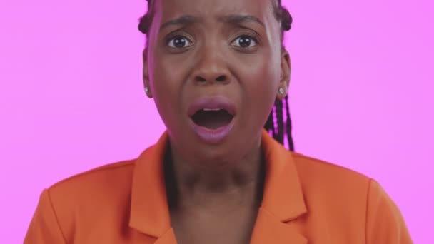 Черная Женщина Шок Лицо Панике Выглядят Обеспокоенными Напуганными Фоне Розовой — стоковое видео