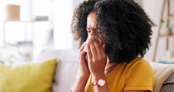 Donna Nera Naso Che Soffia Tessuto Casa Influenza Stanchezza Problemi — Video Stock