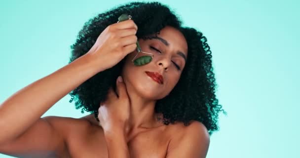 Kosmetyki Uroda Czarna Kobieta Wałkiem Twarzy Niebieskim Tle Dla Wellness — Wideo stockowe