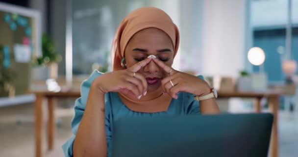Laptop Stressz Szorongás Egy Üzleti Muszlim Nővel Irodájában Projekt Határideje — Stock videók