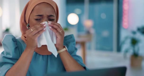 伊斯兰女性和员工打喷嚏 工作场所的组织和发烧 流感和感冒 穆斯林女性经理 领导或企业家 手握卫生纸 健康或生病 — 图库视频影像