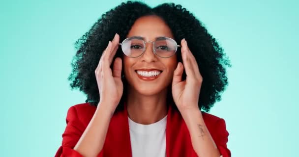 スタジオで新しいビジョン製品と黒の女性のメガネチェック 目のケアと顔 幸せと小売購入から笑顔を持つ若い人モデルの独立した レンズチェックとフレーム — ストック動画