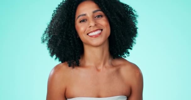黒の女性 顔やスタジオの背景に対してスキンケアで笑顔でアフロ 化粧品や美しさ スパや化粧品の顔の治療のための幸せなアフリカ系アメリカ人女性の笑顔の肖像 — ストック動画