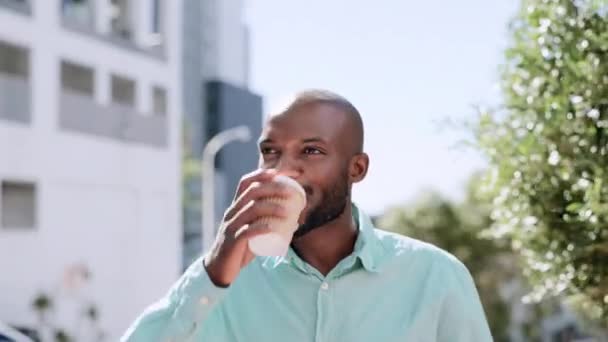 Feliz Mañana Hombre Negro Bebiendo Café Ciudad Durante Viaje Caminar — Vídeos de Stock