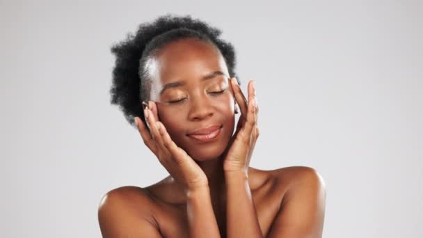 Schoonheid Huidverzorging Aanraking Met Het Gezicht Van Een Zwarte Vrouw — Stockvideo