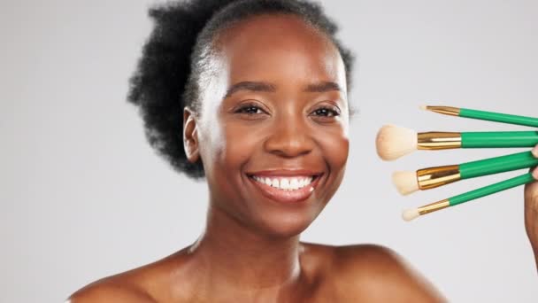 Rostro Maquillaje Sonrisa Mujer Negra Con Pinceles Estudio Aislados Sobre — Vídeos de Stock