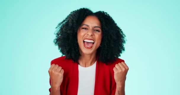 Вау Успіх Схвильоване Обличчя Чорної Жінки Святкує Перемогу Досягнення Синьому — стокове відео