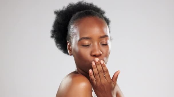 Skincare Cara Mulher Negra Soprando Beijo Estúdio Isolado Fundo Cinza — Vídeo de Stock