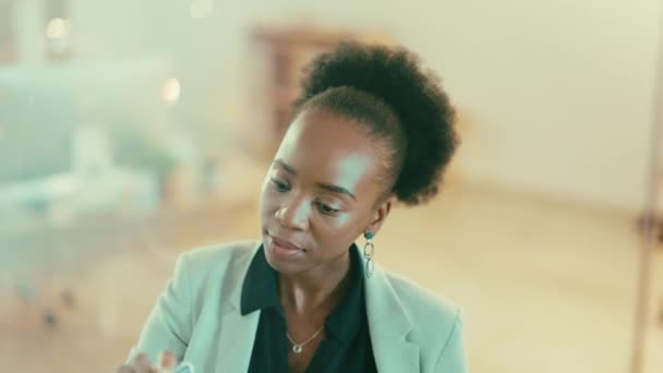 Черная Женщина Составляет График Бизнес Мозгового Штурма Стеклянной Доске Офисе — стоковое видео
